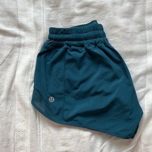 lululemon hotty hot low-rise lined short 2.5”